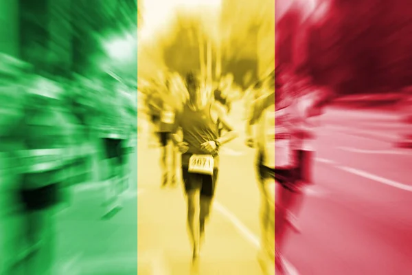 Maraton koşucusu Hareket Bulanıklığı Mali bayrağı karıştırma ile — Stok fotoğraf
