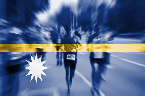 Maraton koşucusu Hareket Bulanıklığı Nauru bayrak karıştırma ile — Stok fotoğraf