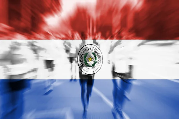 Марафонский бегун с размытым флагом Парагвая — стоковое фото