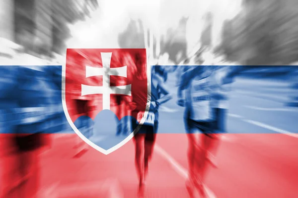 Borrão de movimento de corredor de maratona com mistura bandeira da Eslováquia — Fotografia de Stock