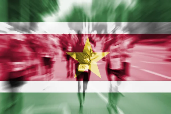 Maratona corridore movimento sfocatura con la miscelazione bandiera Suriname — Foto Stock