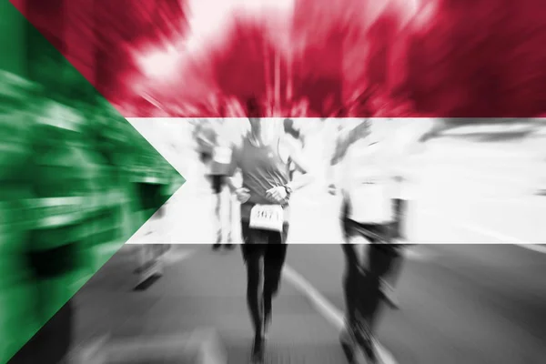 Maratona movimento corridore sfocatura con miscelazione bandiera Sudan — Foto Stock