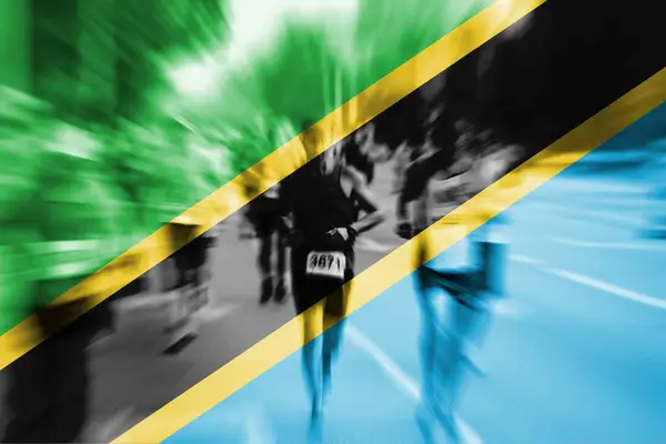 Maratón corredor movimiento borroso con la mezcla de la bandera de Tanzania — Foto de Stock