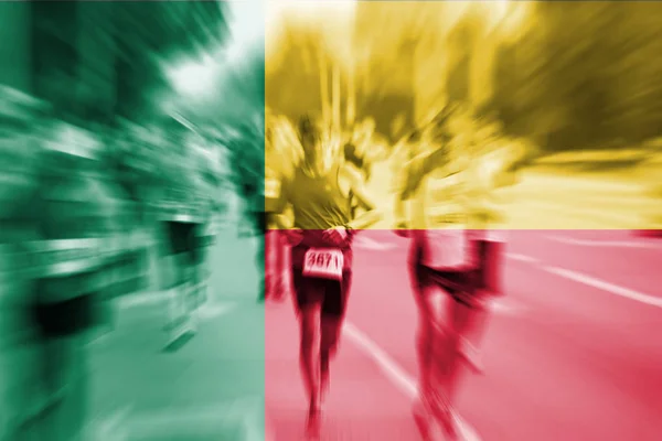 Marathonläufer-Bewegung verschwimmt mit Benin-Fahne — Stockfoto