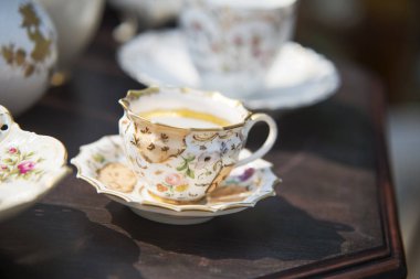 Porselen Kupası masaya yakın çekim