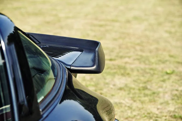 Nahaufnahme von dunkelblauem Sportwagen-Spoiler — Stockfoto