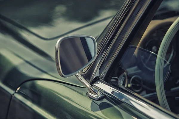Close-up op achteruitkijkspiegel op greenv intage auto. — Stockfoto