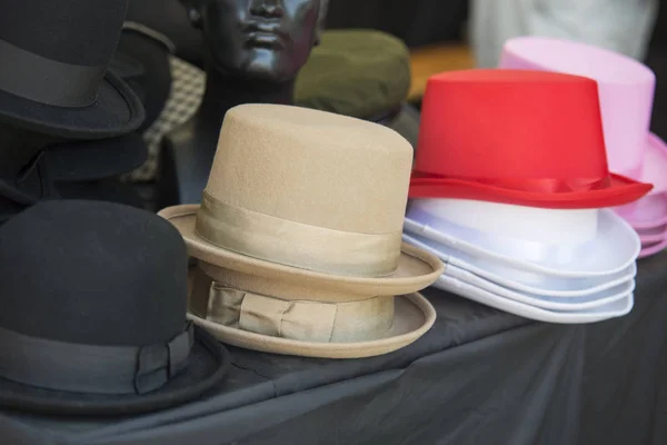 Fechar em chapéus de feltro para venda em um mercado de pulgas — Fotografia de Stock
