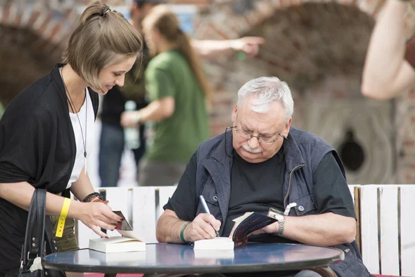 Wroclaw, Poland, June 28, 2014 Andrzej Sapkowski sign a Witcher book for the fan, Authot of "The Witcher" series book in  Wroclaw, Poland, June 28, 2014 — Stock Photo, Image