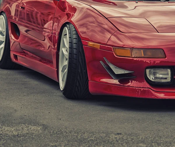 Sport voiture rouge dans la rue — Photo