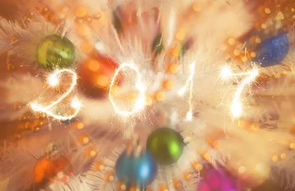 Szczęśliwy nowy rok 2017 piśmie błyszczy fajerwerków z Boże Narodzenie rozmytym tle światła bokeh — Zdjęcie stockowe