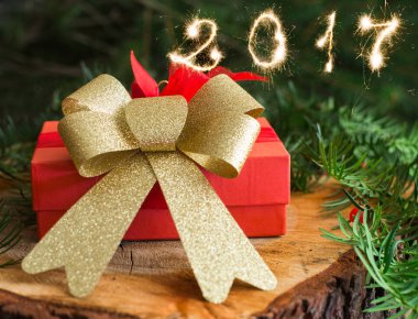 ahşap ve ağaç arka plan ve 2017 kırmızı Noel hediye