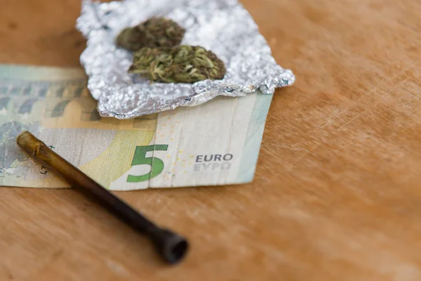 Primer plano de la marihuana, pipa y dinero — Foto de Stock