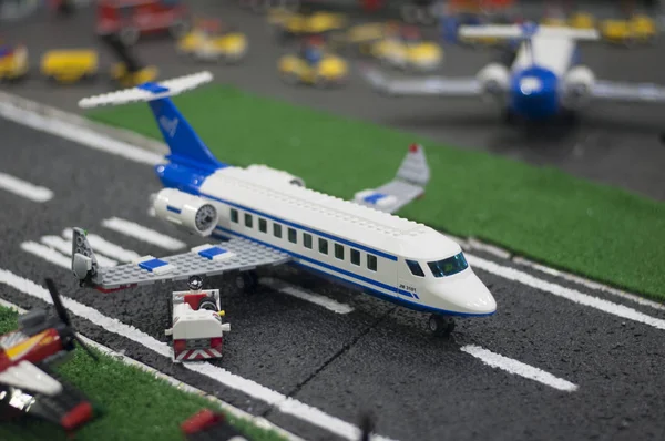 Вроцлав, Польща - 25 січня 2014 року: Літак і аеропорту зроблені Lego блоків. — стокове фото