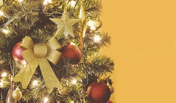 Fechar em decorações de Natal na árvore — Fotografia de Stock