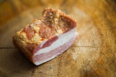 ahşap arka plan üzerinde Füme pastırma kapat