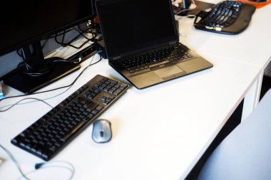Ofis, çalışma alanı, dizüstü bilgisayar ve deskop yakın