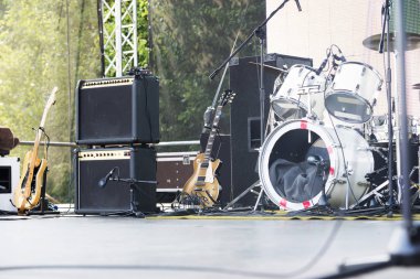 canlı konser sahne bas gitar ve hoparlörler