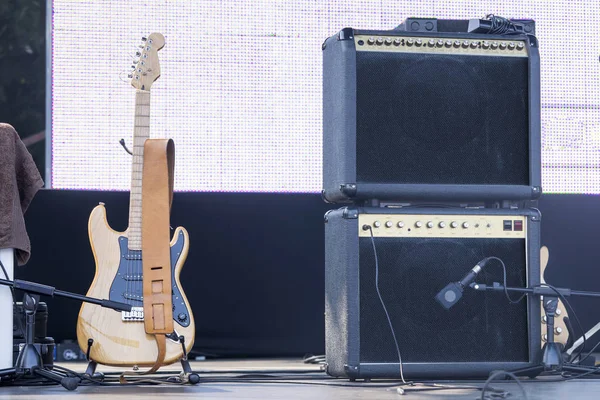 Concierto en vivo escena bajo guitarra y altavoces — Foto de Stock