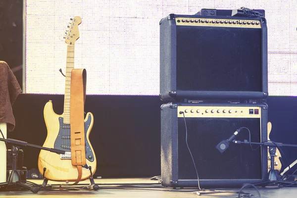Concierto en vivo escena bajo guitarra y altavoces, efecto vintage — Foto de Stock