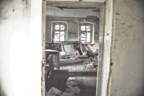 Dentro de la casa abandonada, efecto HDR y ruido — Foto de Stock