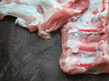 Doğal ahşap zemin üzerine Çiğ domuz kaburga