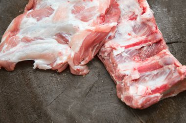 Doğal ahşap zemin üzerine Çiğ domuz kaburga