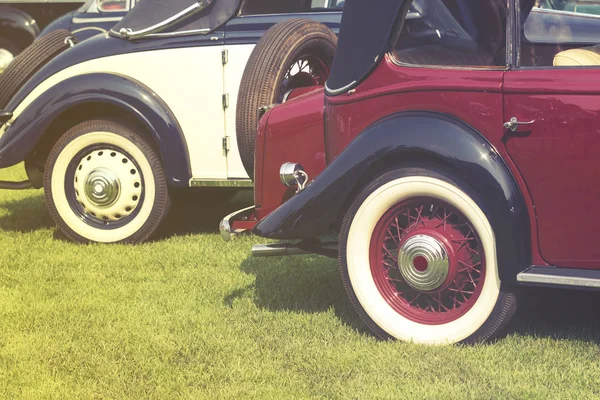 ビンテージ車の車輪 - ラインの古典的な車 — ストック写真