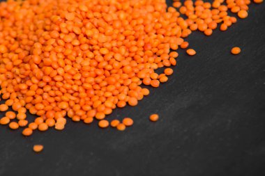 karanlık taş zemin üzerine kazık kırmızı mercimek kapat