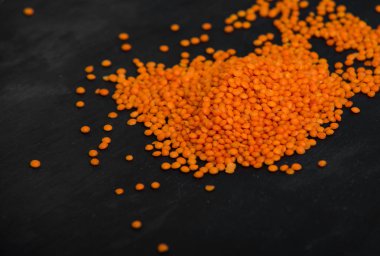 karanlık taş zemin üzerine kazık kırmızı mercimek kapat