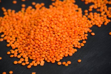 karanlık taş zemin üzerine kazık kırmızı mercimek kapat