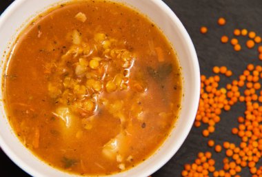 Kırmızı mercimek çorbası üzerinde karanlık taş backgroud, üstten görünüm