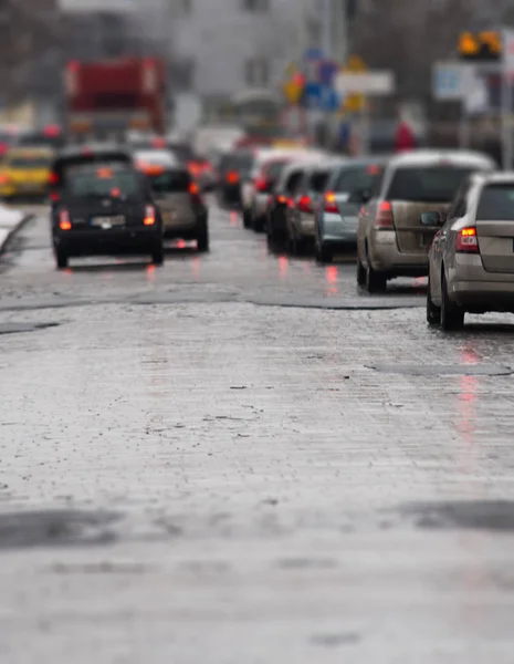 Atasco de tráfico en la ciudad, invierno, coches desenfocados , — Foto de Stock