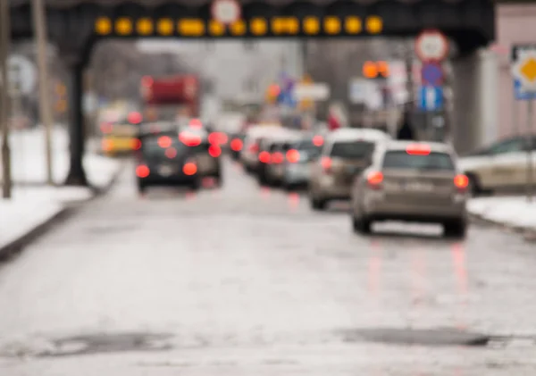 Atasco de tráfico en la ciudad, invierno, coches desenfocados —  Fotos de Stock