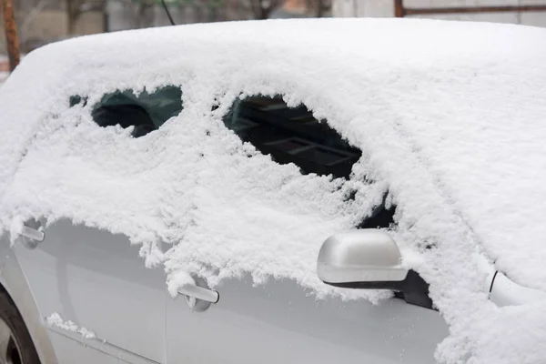 Auto in der Stadt mit Schnee bedeckt — Stockfoto