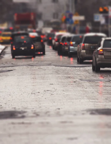 Stau in der Stadt, Winter, defokussierte Autos, Oldtimer-Effekt, — Stockfoto