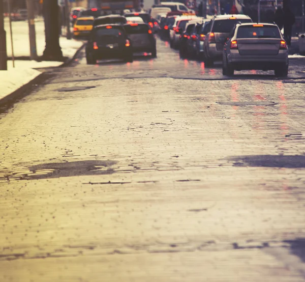 Пробки в городе, зима, обезжиренные автомобили, винтажный эффект , — стоковое фото
