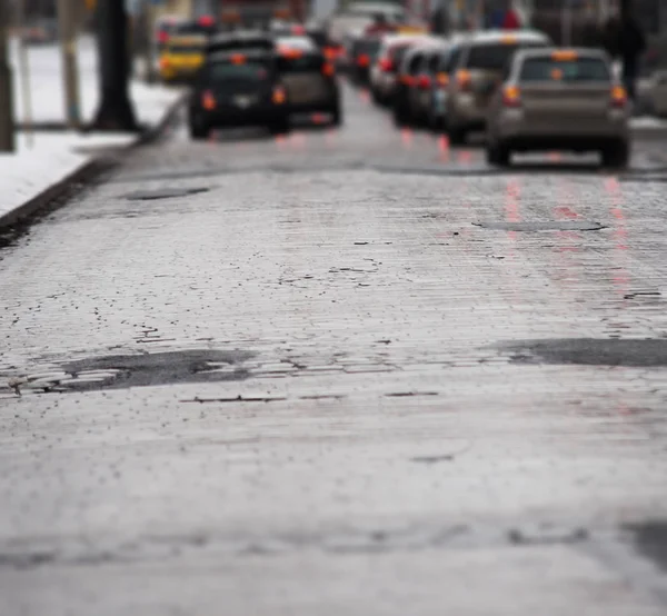 Trafikstockning i staden, vinter, oskärpa bilar, vintage effekt, — Stockfoto