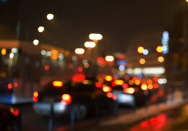 Nachtstraße in der Stadt, Autos im Stau, defokussiert, — Stockfoto
