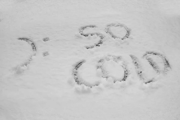 Palavra tão fria escrita na neve — Fotografia de Stock