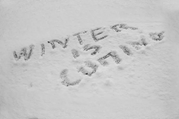 Palabra de invierno viene frío escrito en la nieve — Foto de Stock