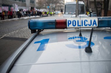 Polonya, bac gösteride polis (Policja) arabasıyla detay