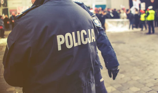 Detalle de un policía (Policja) oficial en Polonia, manifestación en — Foto de Stock