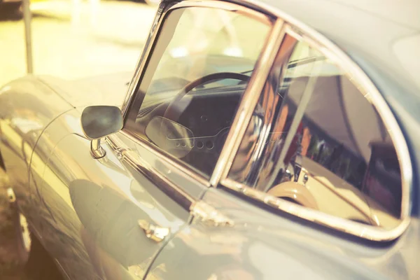 Fechar no velho carro vintage, porta e janela — Fotografia de Stock