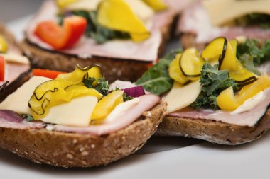 yakın taze sağlıklı sandviç üzerinde jambon, marul, kırmızı biber, bir