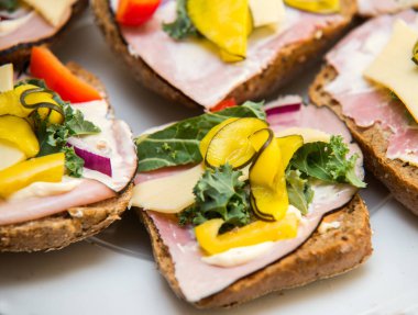 yakın taze sağlıklı sandviç üzerinde jambon, marul, kırmızı biber, bir