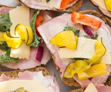 yakın taze sağlıklı sandviç üzerinde jambon, marul, kırmızı biber, bir