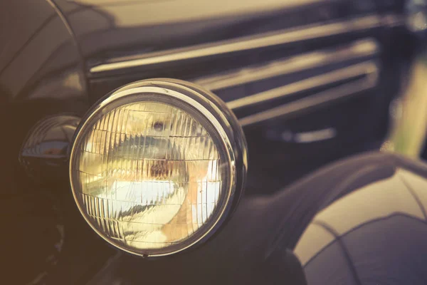 古いヴィンテージ車、フロント ライトのクローズ アップ — ストック写真