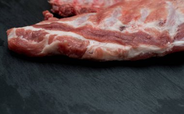 Kara tahta yukarıdan ateş ham kaburga göz biftek