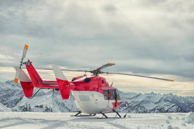 Kışın dağ kurtarma hizmeti helikopter